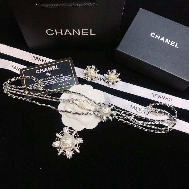 Youthful Chanel Brooches 230261