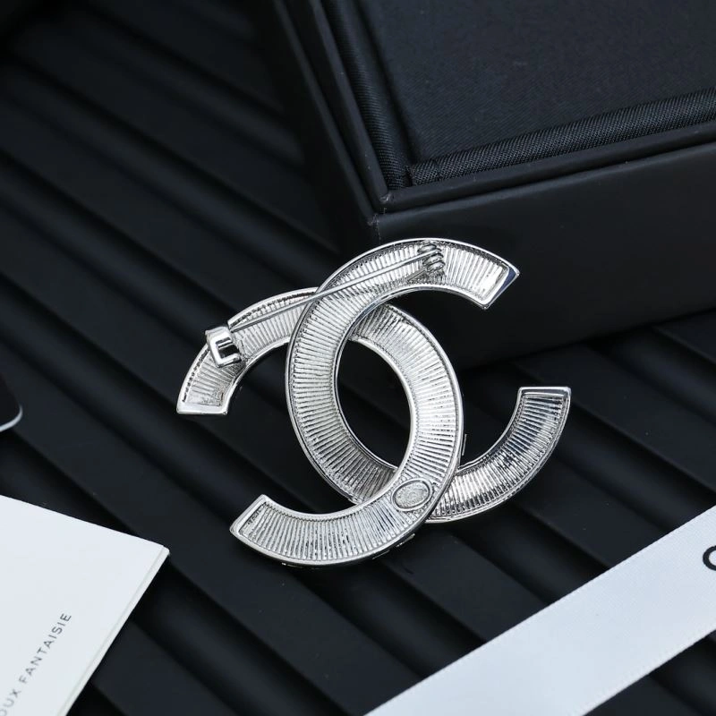 Bright Chanel Brooches 230243
