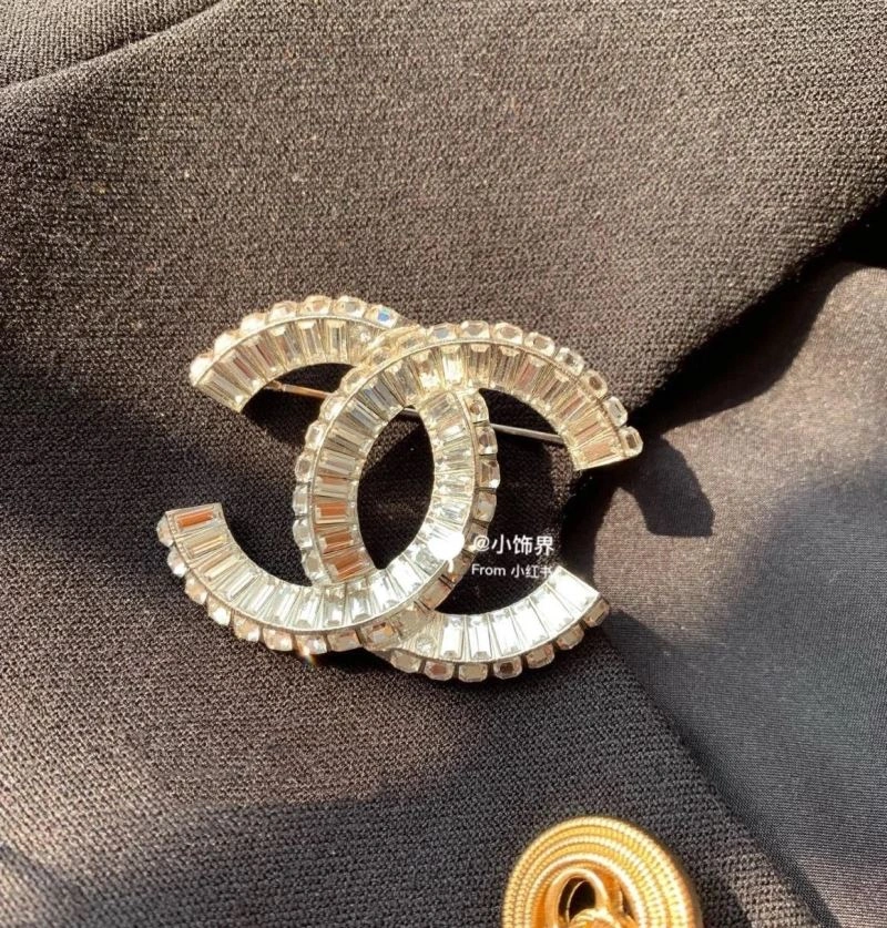 Bright Chanel Brooches 230243