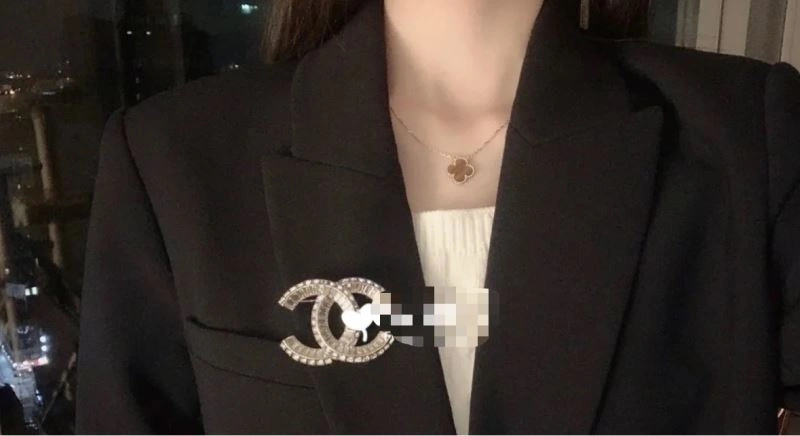 Bright Chanel Brooches 230243