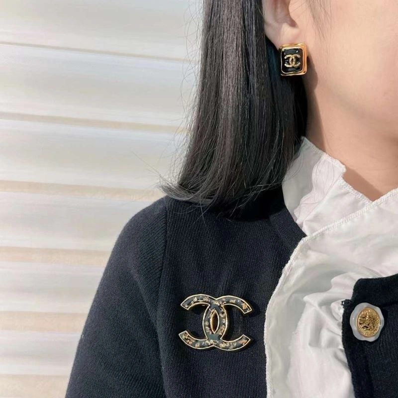 TechFriendly Chanel Brooches 230241