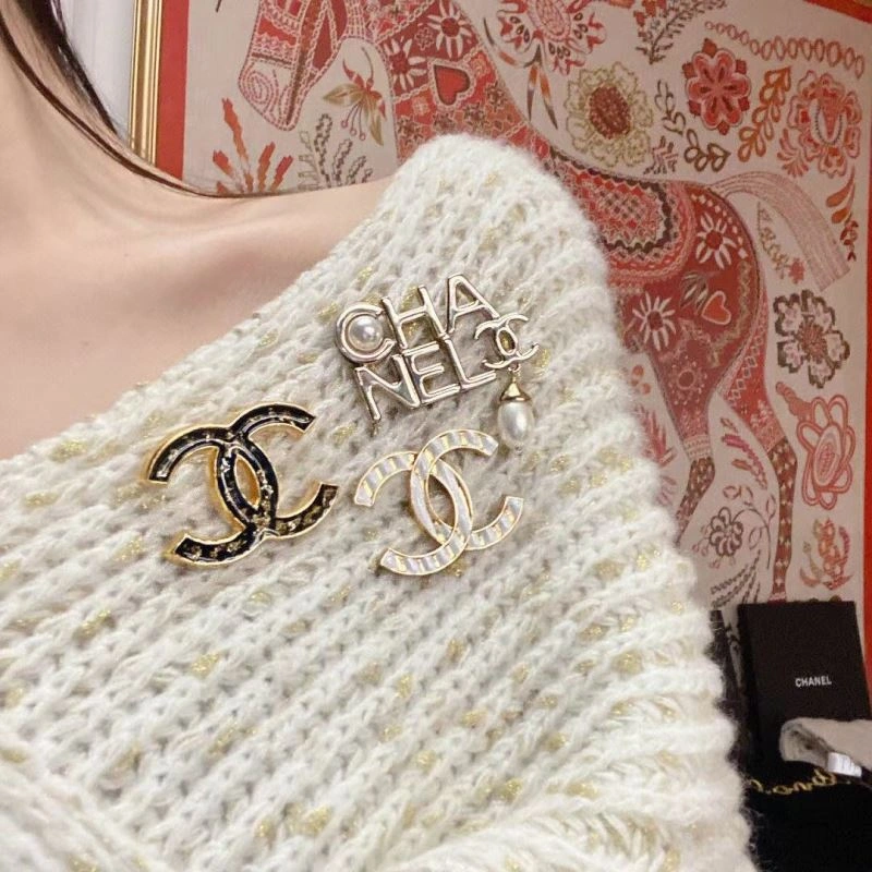 TechFriendly Chanel Brooches 230241