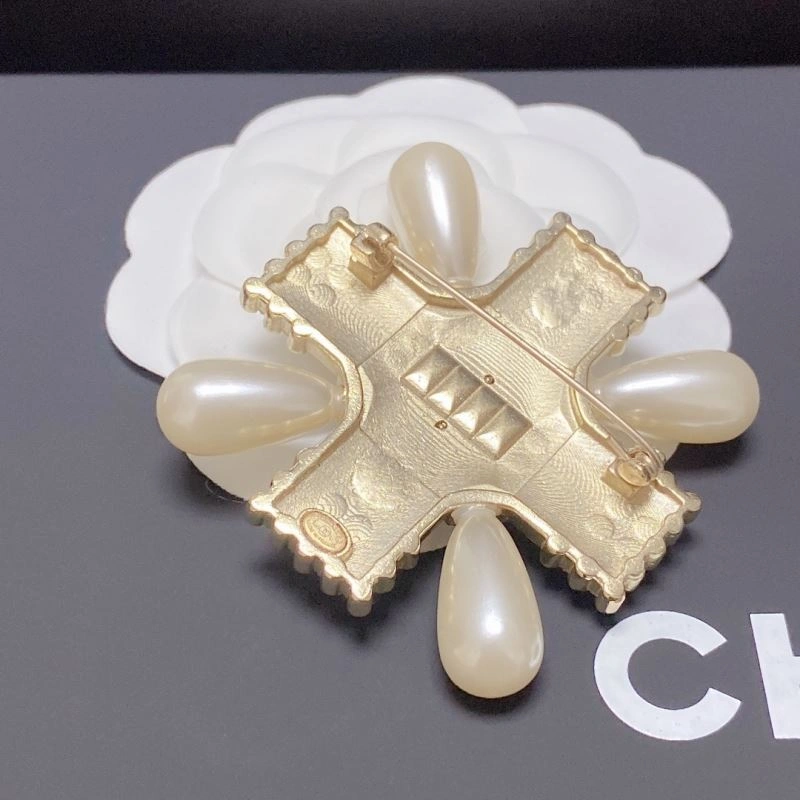TechFriendly Chanel Brooches 230264
