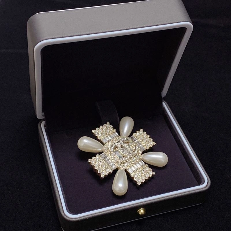 TechFriendly Chanel Brooches 230264
