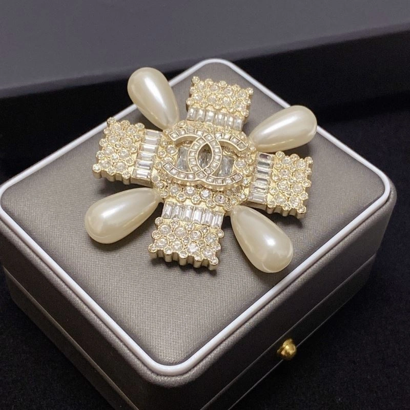 TechFriendly Chanel Brooches 230264