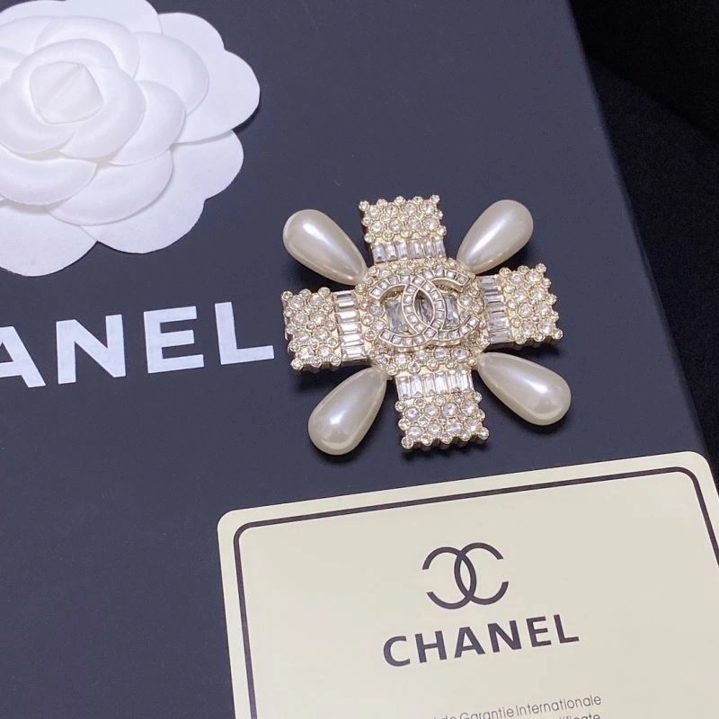 TechFriendly Chanel Brooches 230264