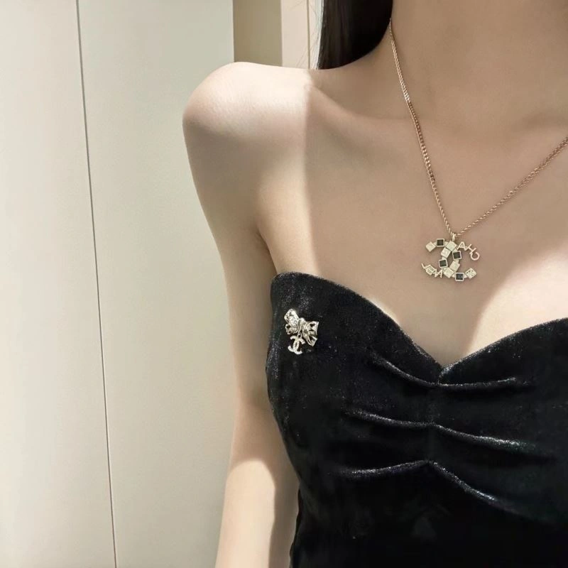 Stretchable Chanel Brooches 230231