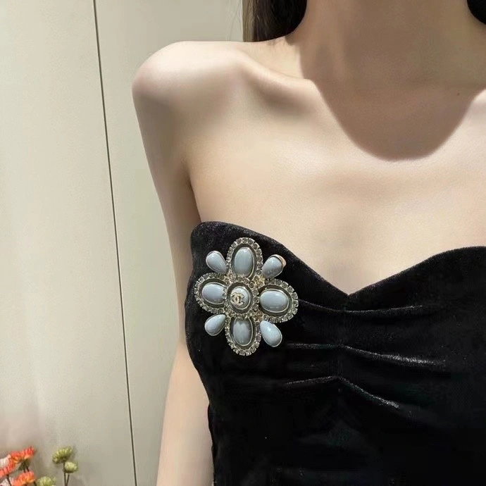 Cozy Chanel Brooches 230270
