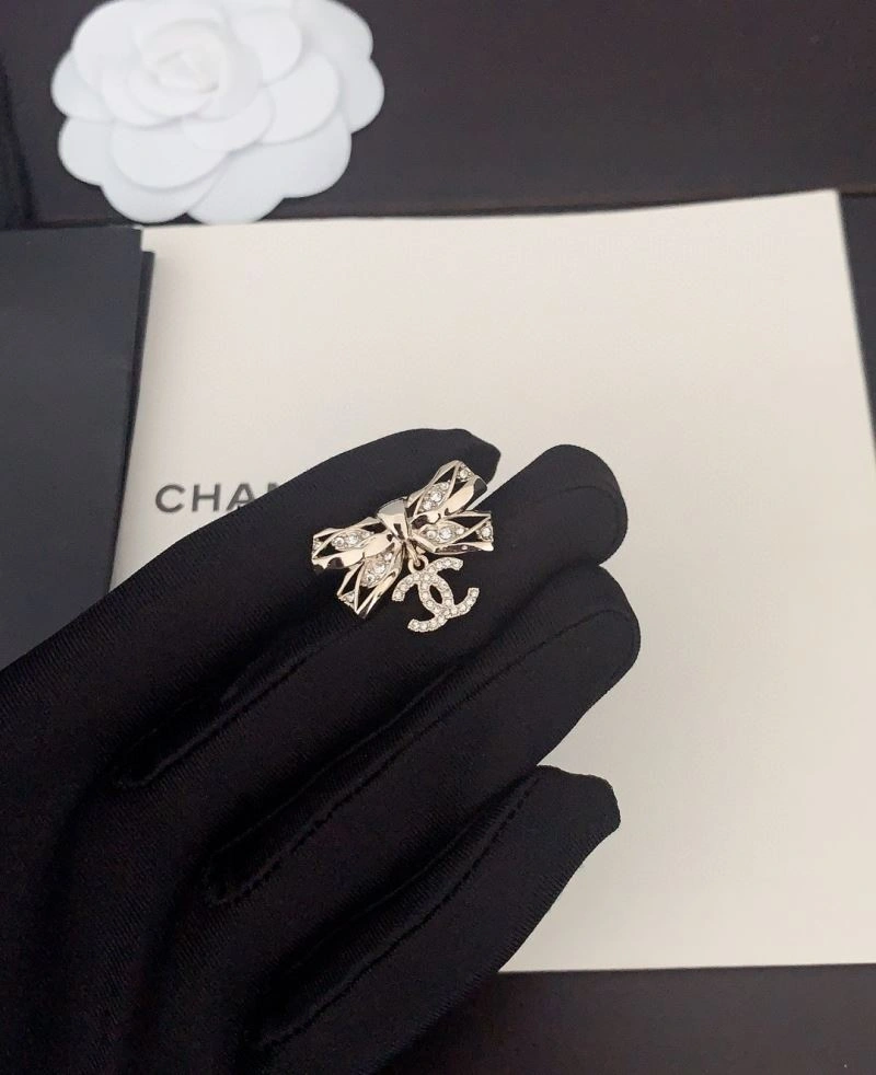 Vibrant Chanel Brooches 230230