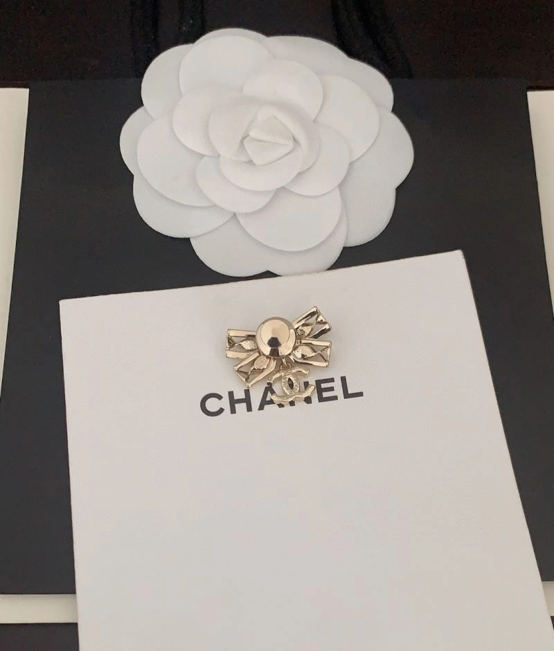 Vibrant Chanel Brooches 230230