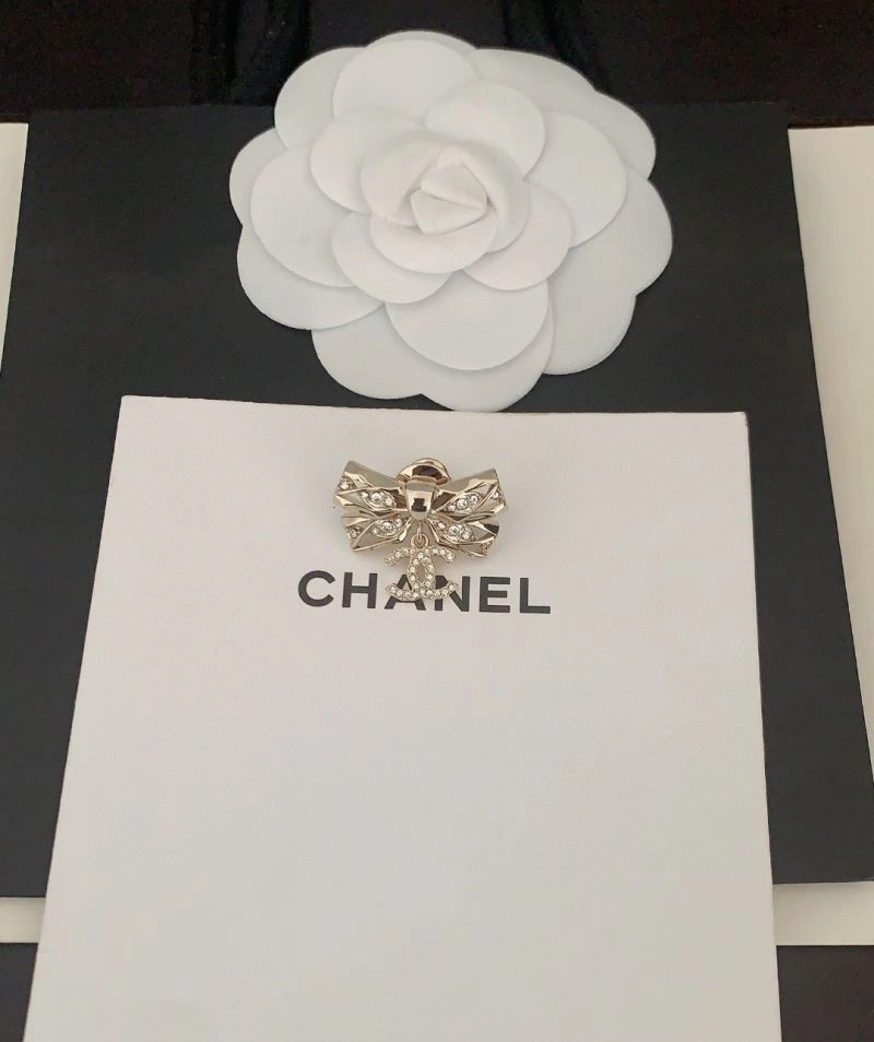 Vibrant Chanel Brooches 230230