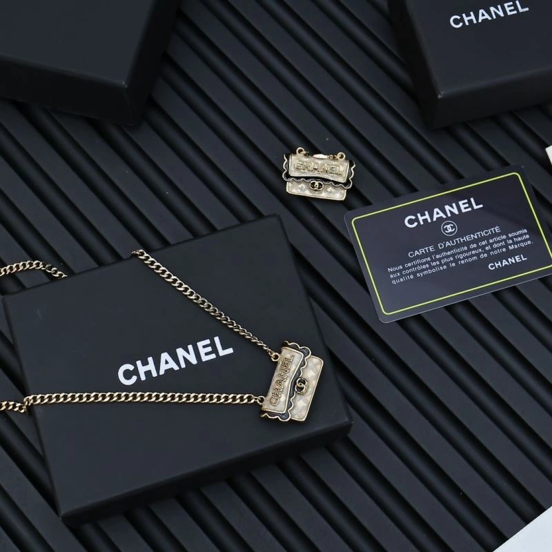 Vibrant Chanel Brooches 229232