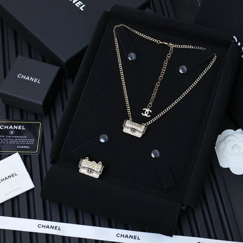 Vibrant Chanel Brooches 229232