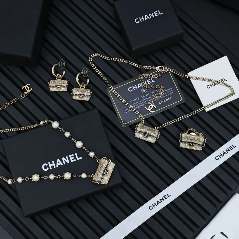 Vibrant Chanel Brooches 229232