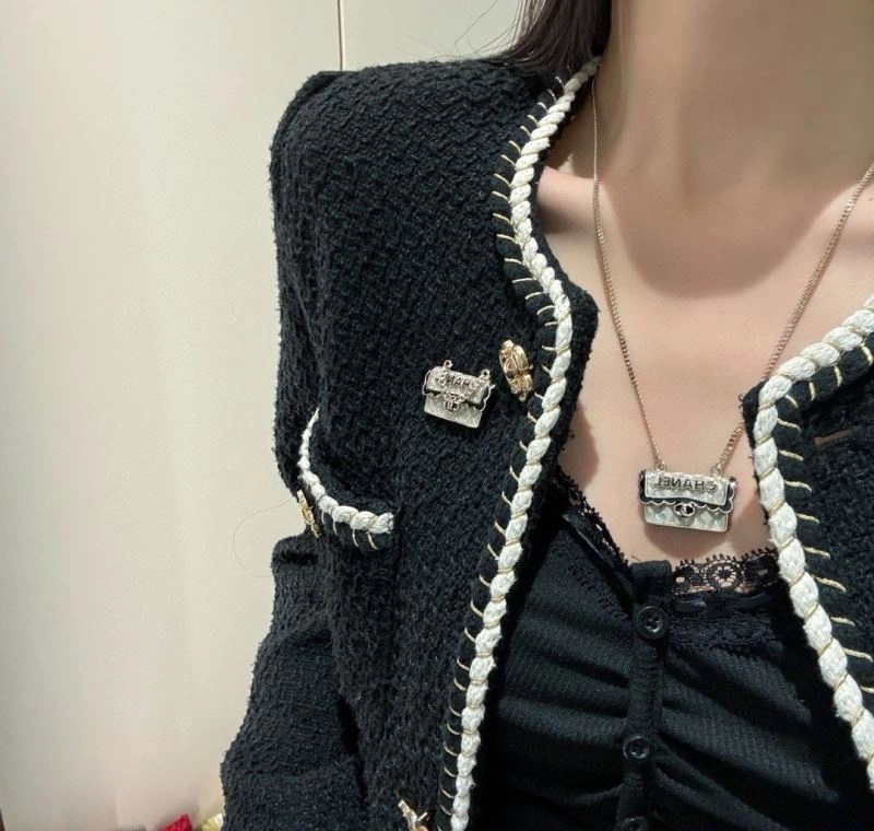 Vibrant Chanel Brooches 229232