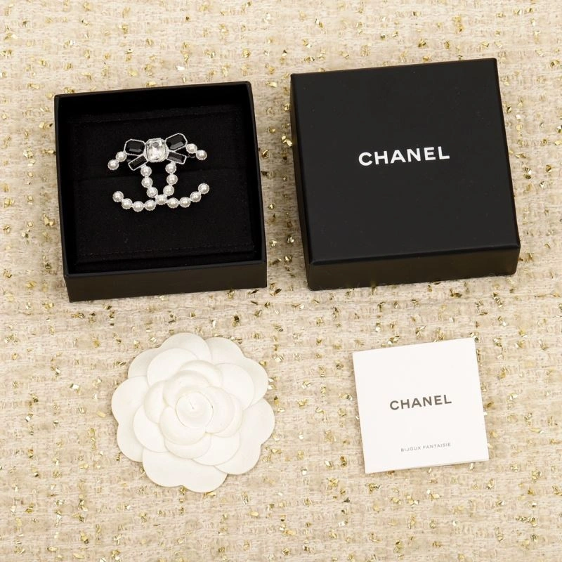 Lightweight Chanel Brooches 229208