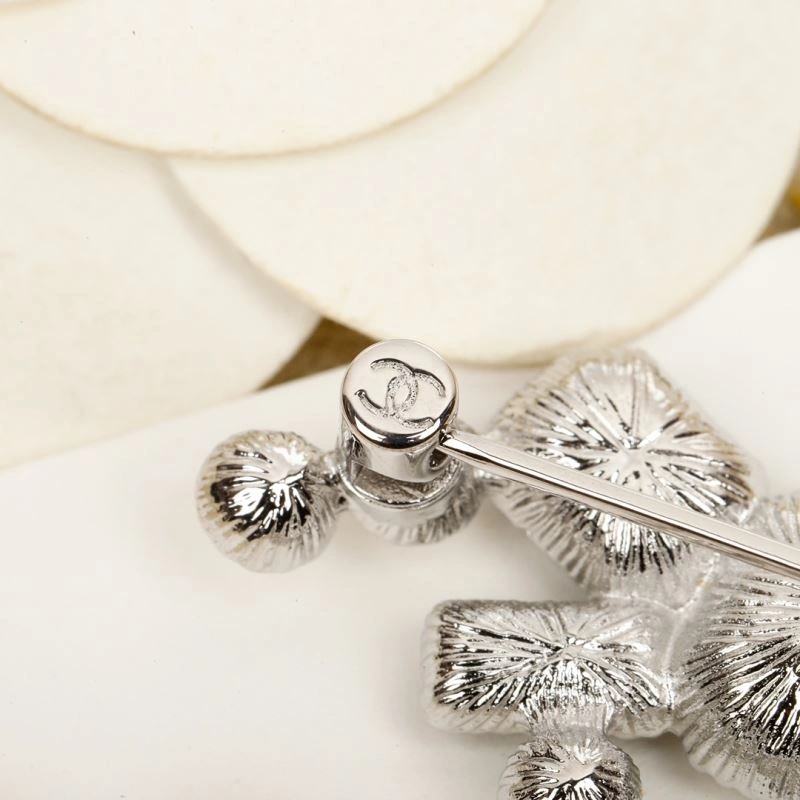 Lightweight Chanel Brooches 229208