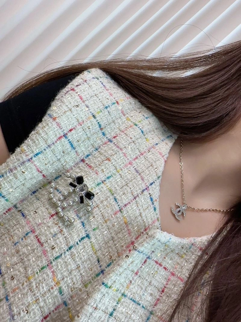 Lightweight Chanel Brooches 229208