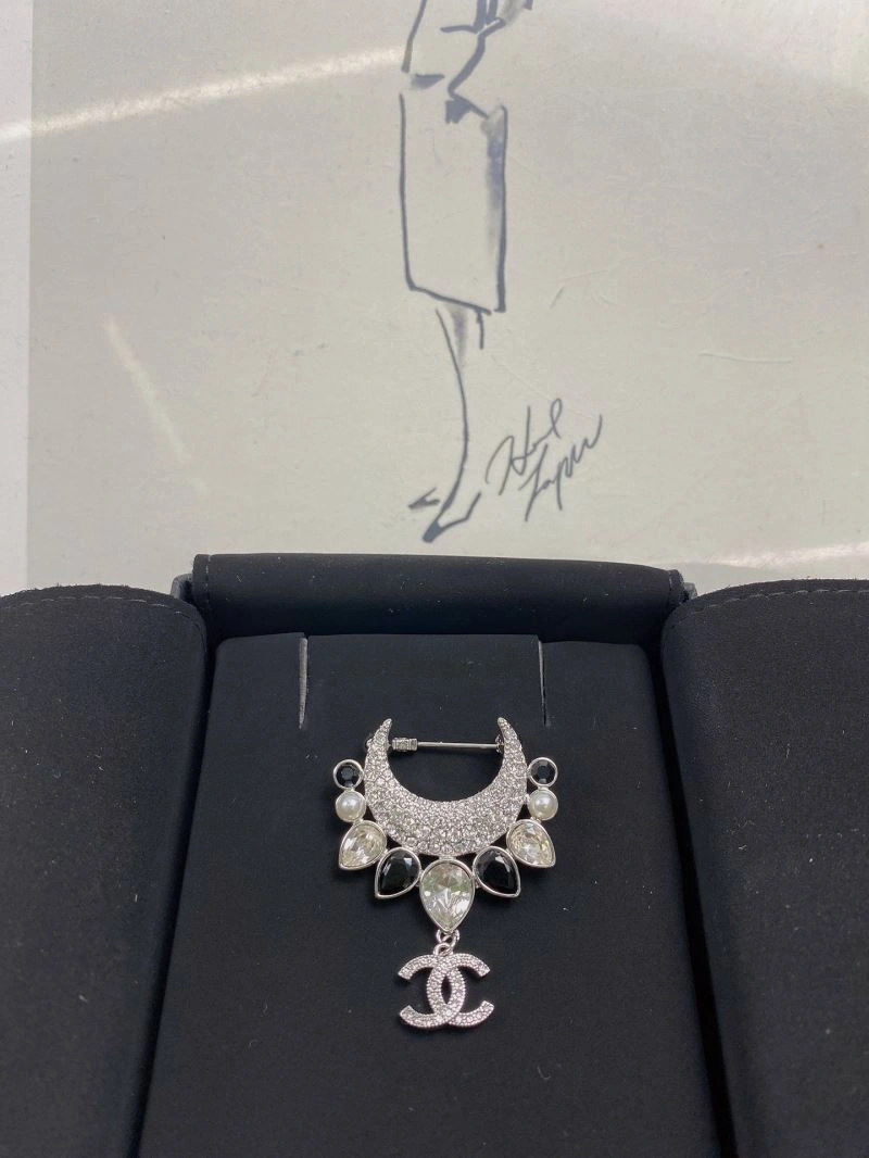Trendsetting Chanel Brooches 229187