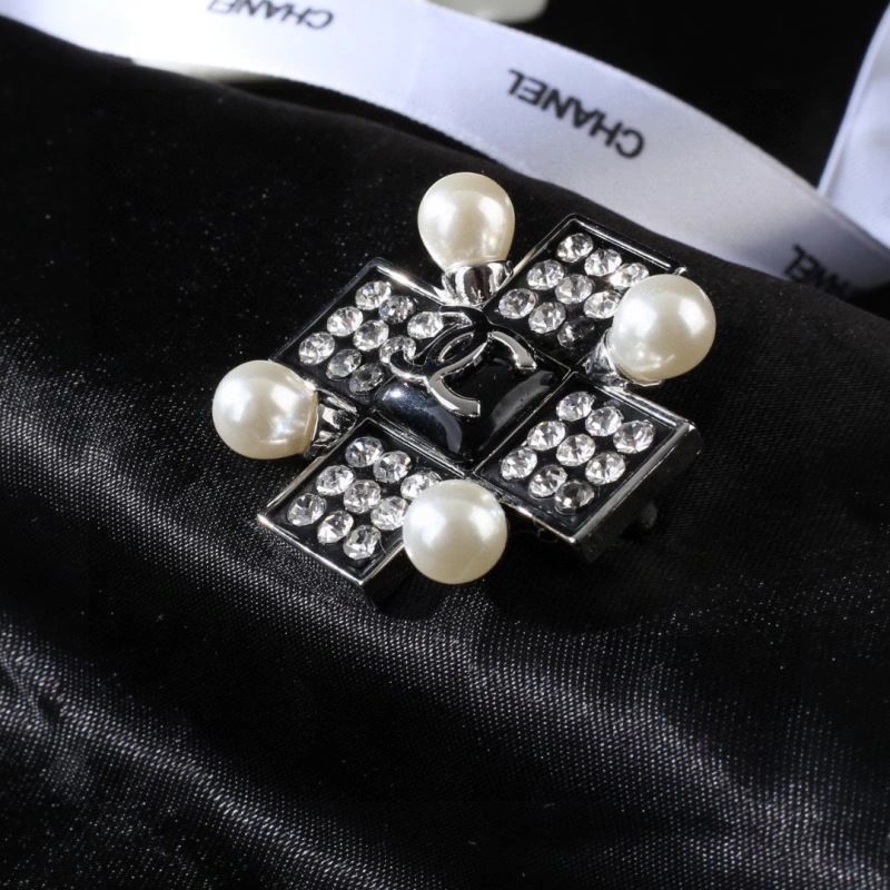 Chanel Brooches Chic 229205