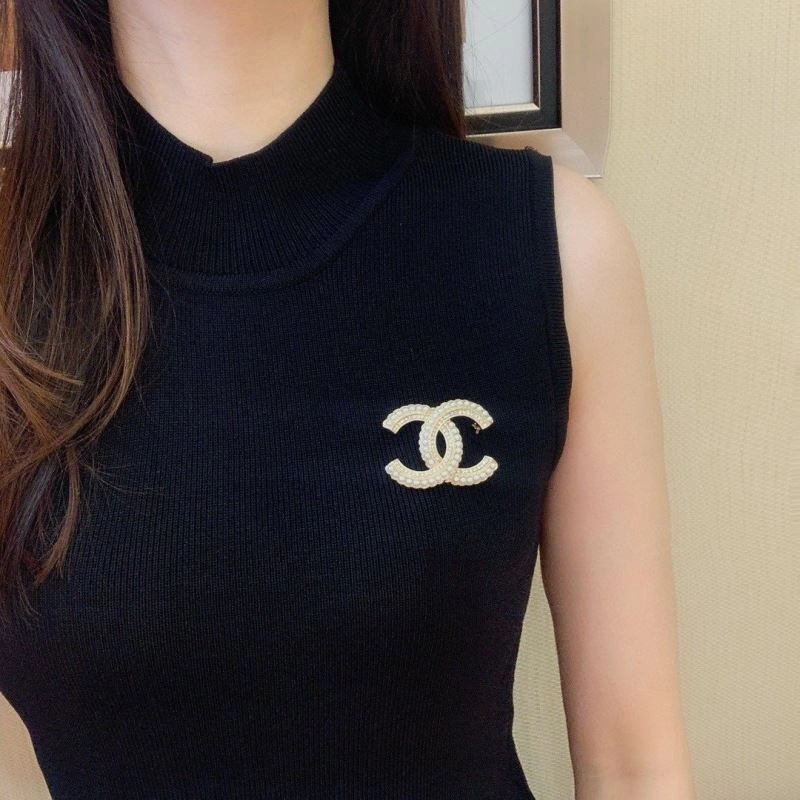Versatile Chanel Brooches 229170