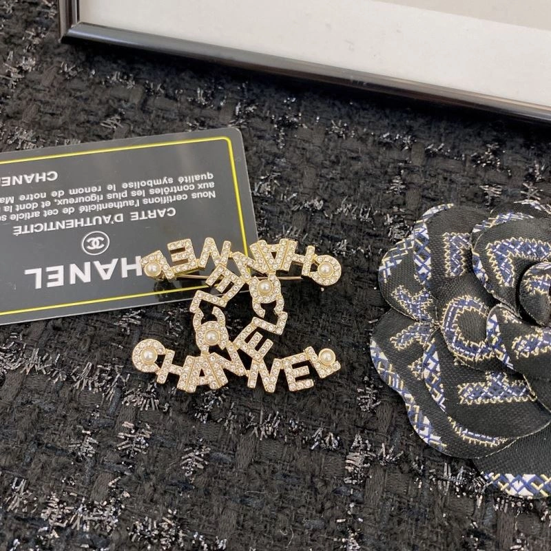 Comfortable Chanel Brooches 229168