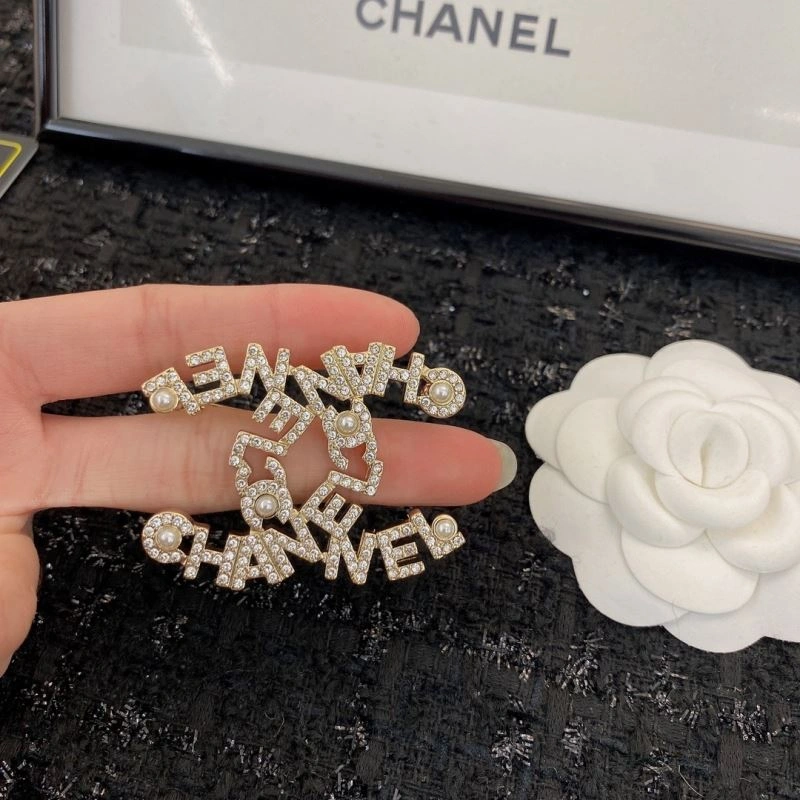 Comfortable Chanel Brooches 229168
