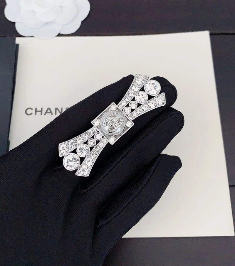 FashionForward Chanel Brooches 228322