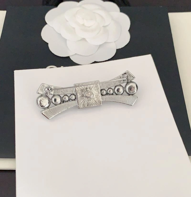 FashionForward Chanel Brooches 228322