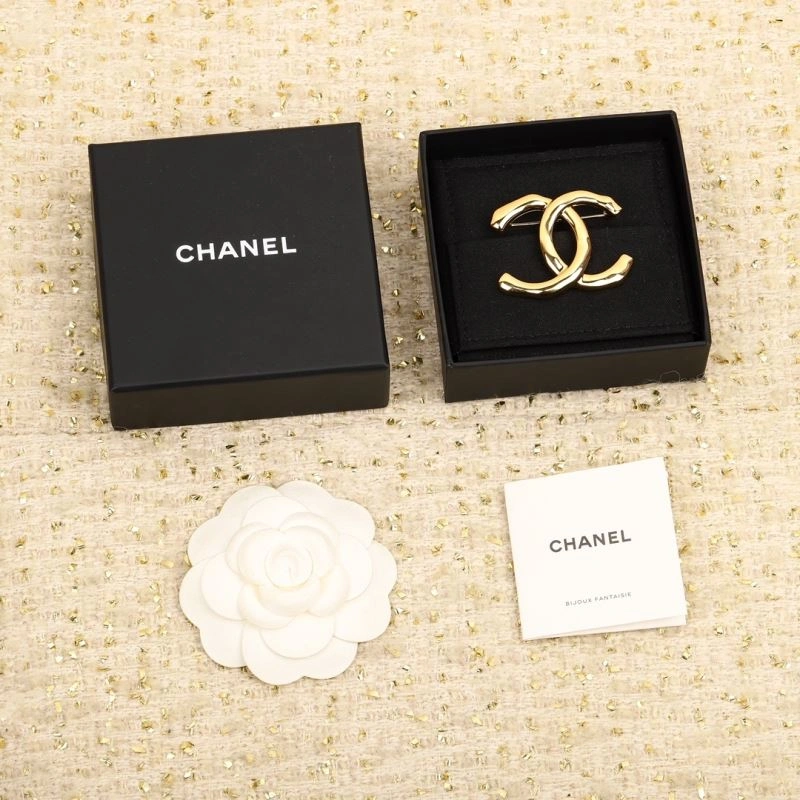 Supportive Chanel Brooches 228314