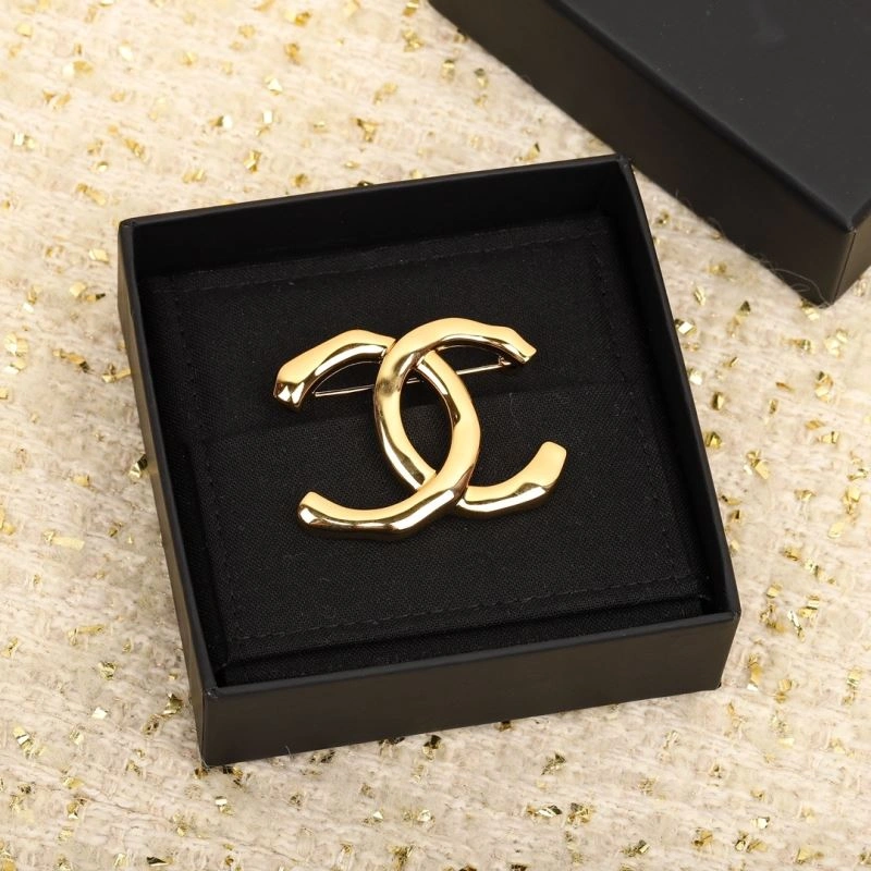 Supportive Chanel Brooches 228314