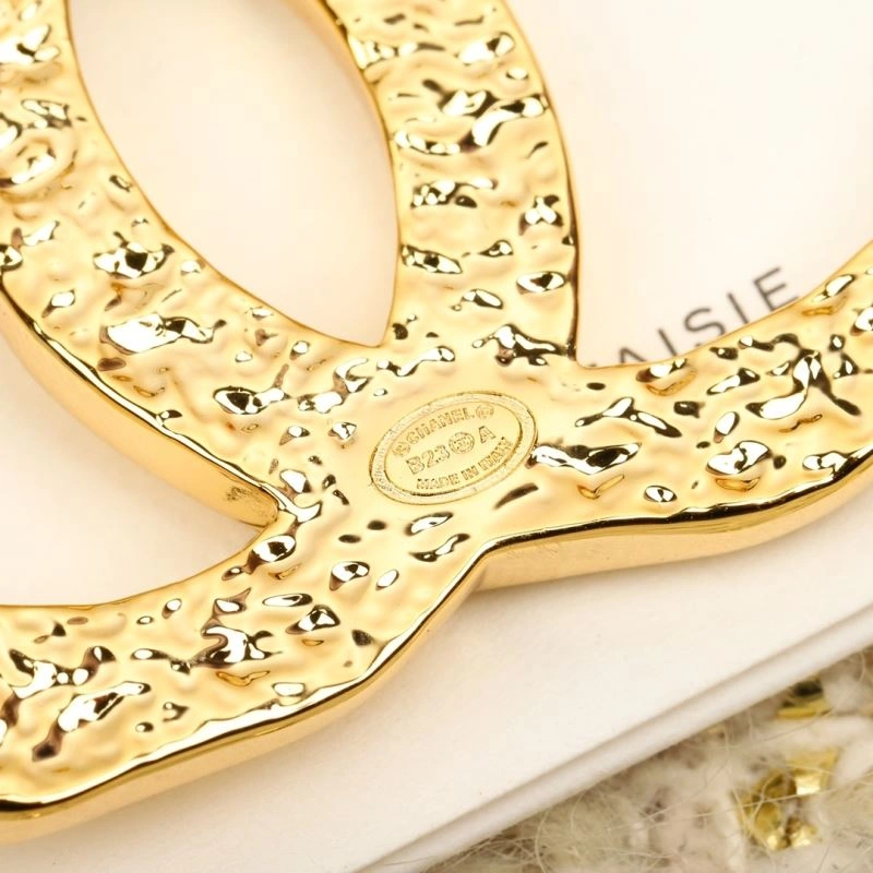 Supportive Chanel Brooches 228314