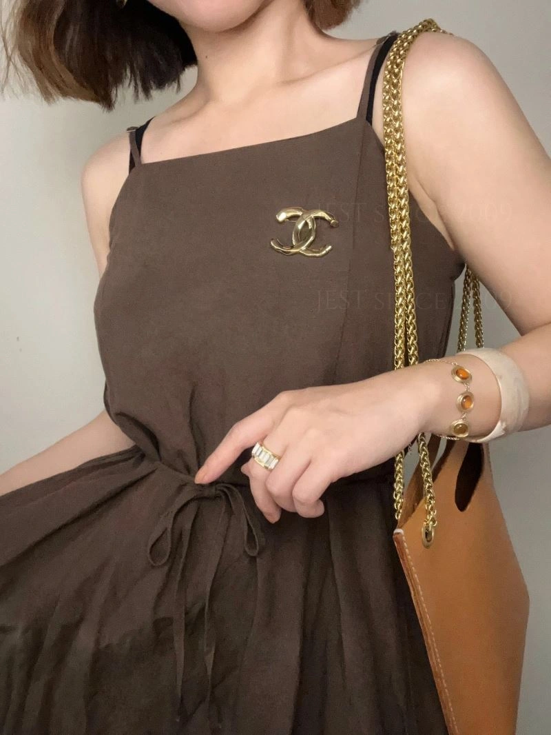 Supportive Chanel Brooches 228314