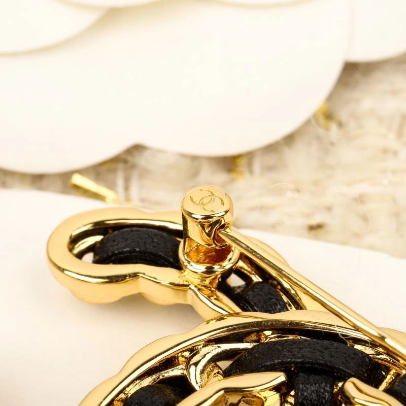 Stylish Chanel Brooches 228315