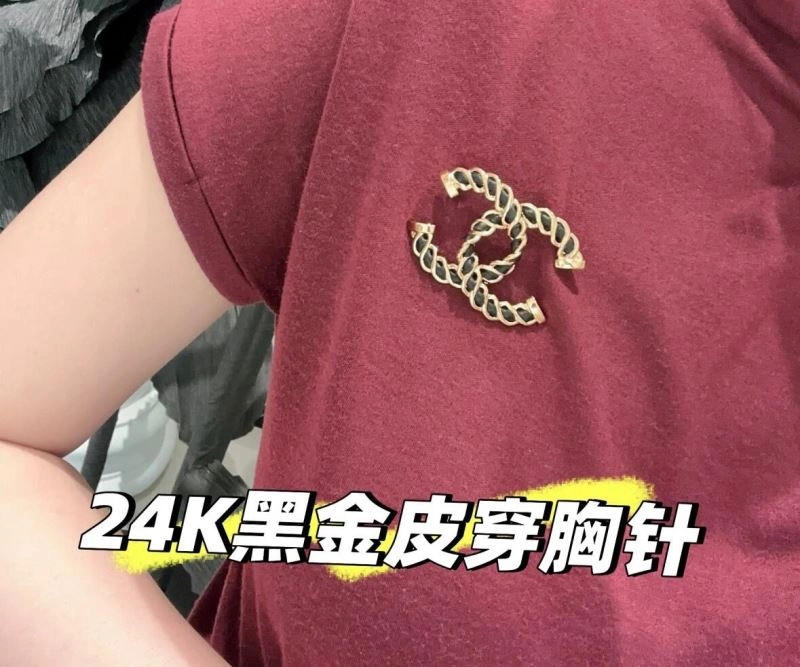 Unique Chanel Brooches 228317