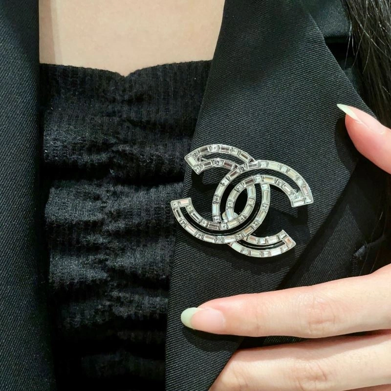 Comfortable Chanel Brooches 228306