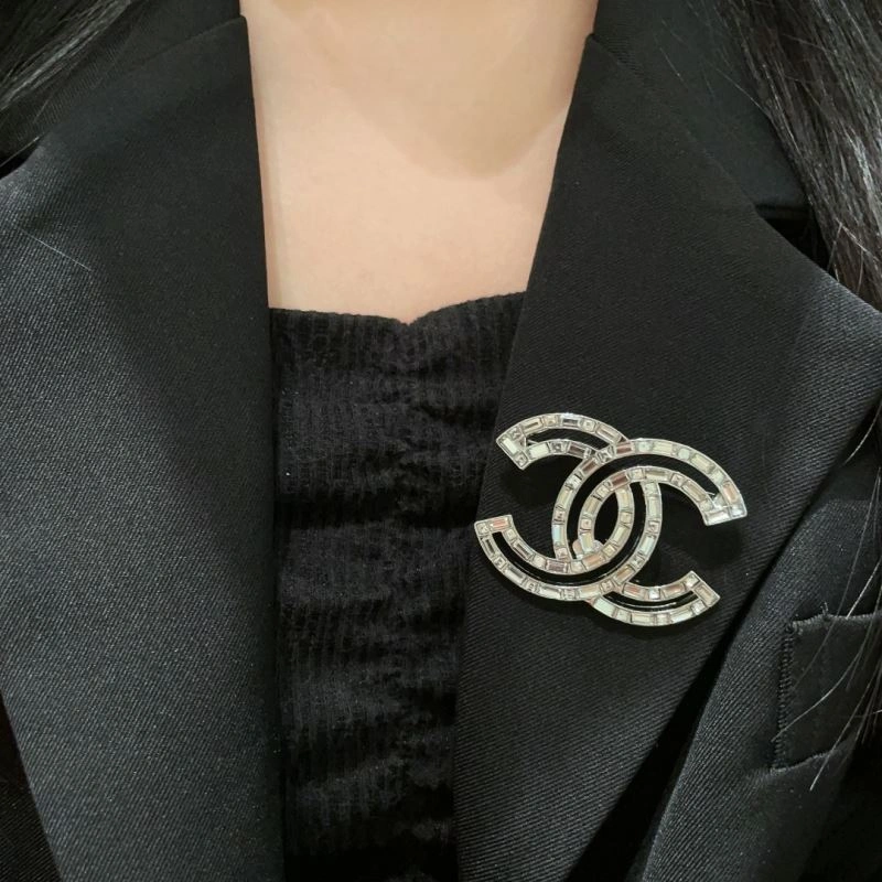 Comfortable Chanel Brooches 228306