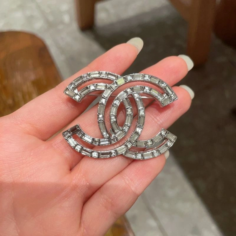 Comfortable Chanel Brooches 228306