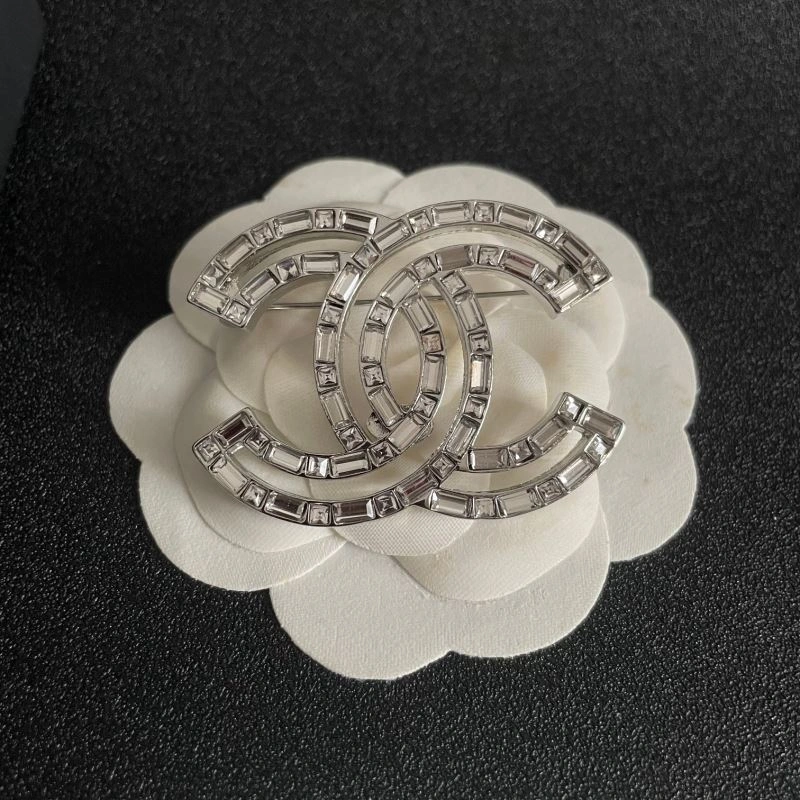 Comfortable Chanel Brooches 228306