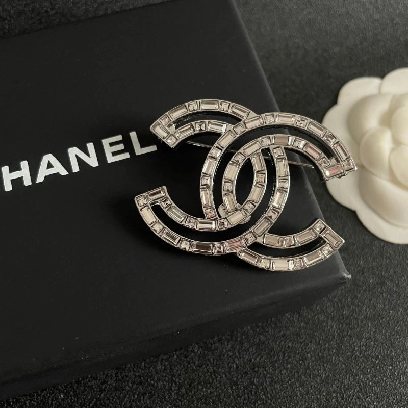 Comfortable Chanel Brooches 228306
