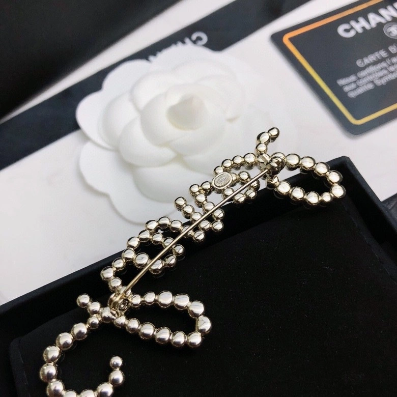 Compact Chanel Brooches 228319