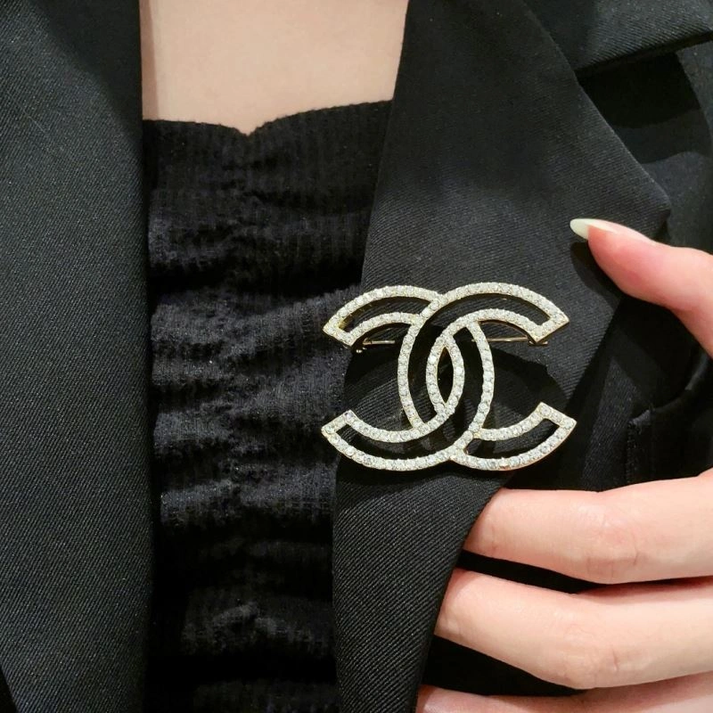 Resilient Chanel Brooches 228292