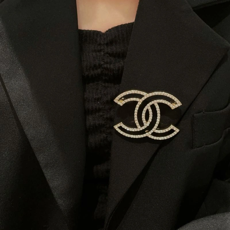 Resilient Chanel Brooches 228292