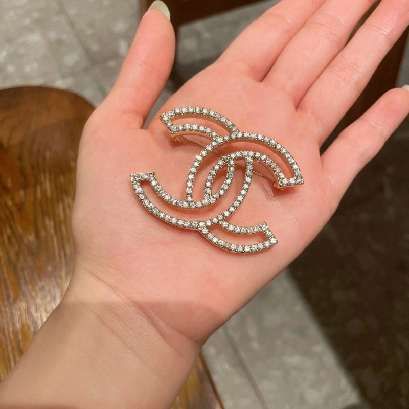 Resilient Chanel Brooches 228292