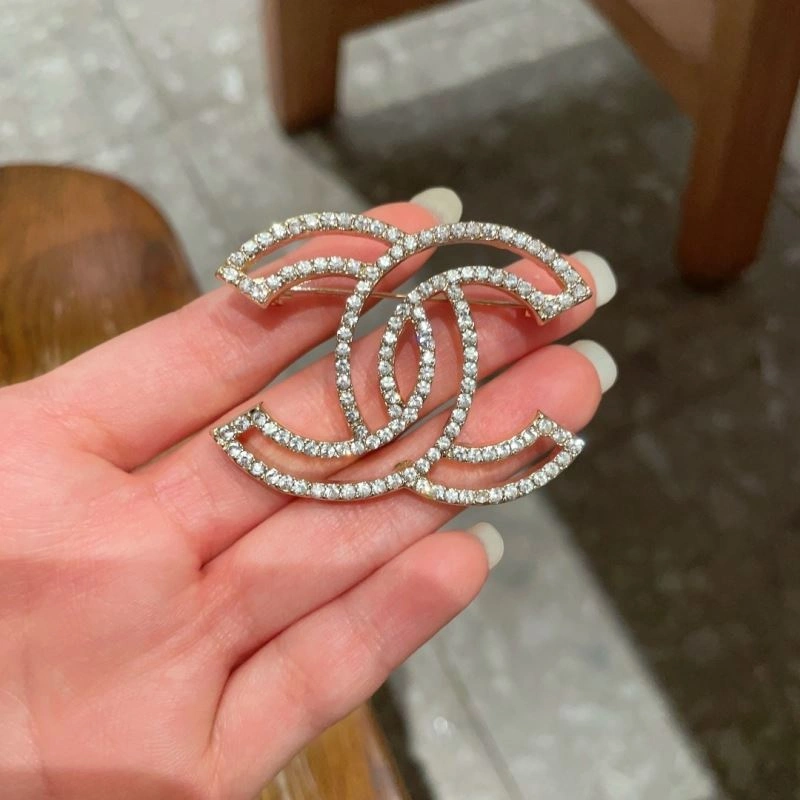 Resilient Chanel Brooches 228292