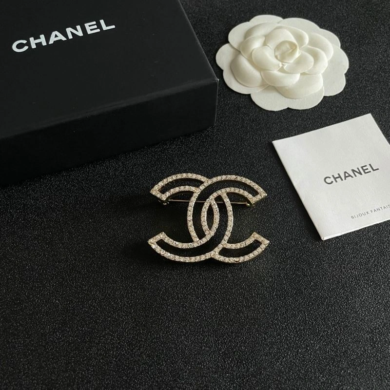 Resilient Chanel Brooches 228292