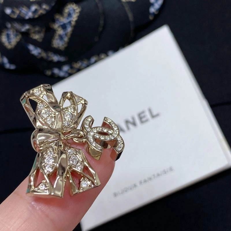Tailored Chanel Brooches 228345