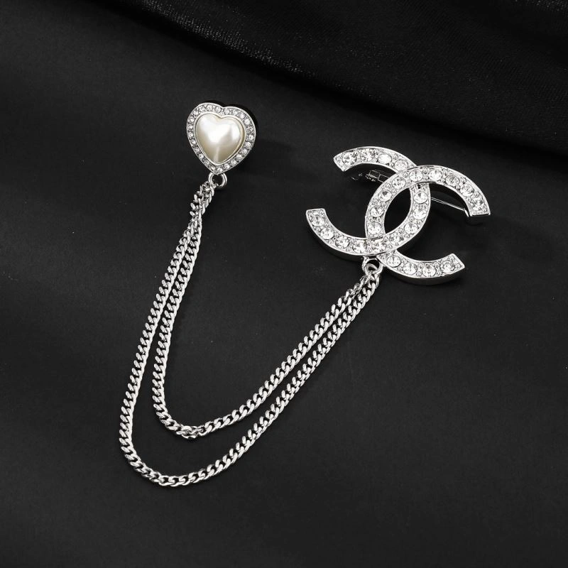 Supportive Chanel Brooches 228285