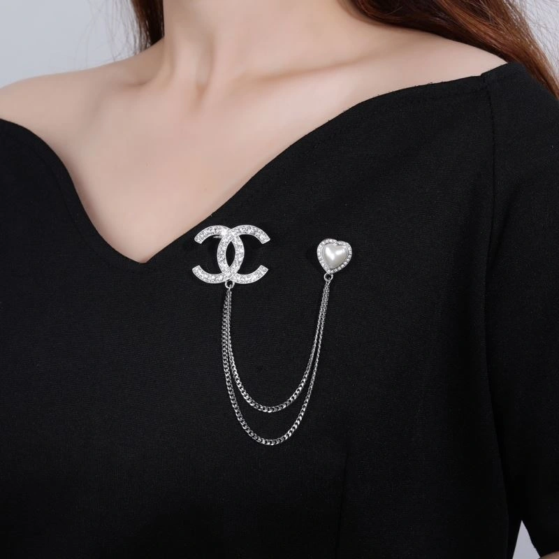 Supportive Chanel Brooches 228285
