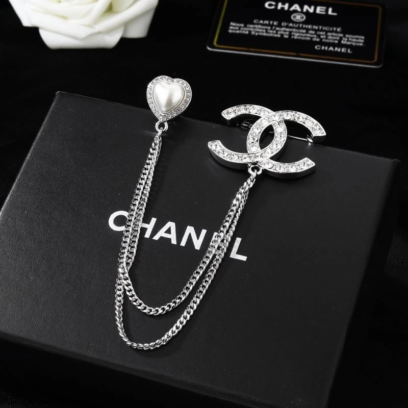 Supportive Chanel Brooches 228285